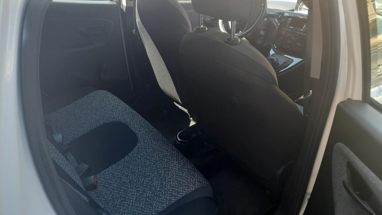 Lancia Ypsilon 1.0 FireFly 5 porte S&S Hybrid Ecochic Silver