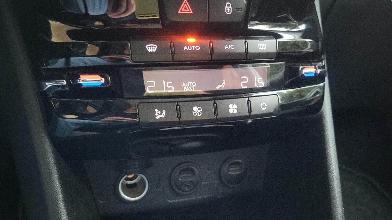 PEUGEOT 2008 1,6 HDI-TETTO PANOR-NAVI-3 REVISIONI