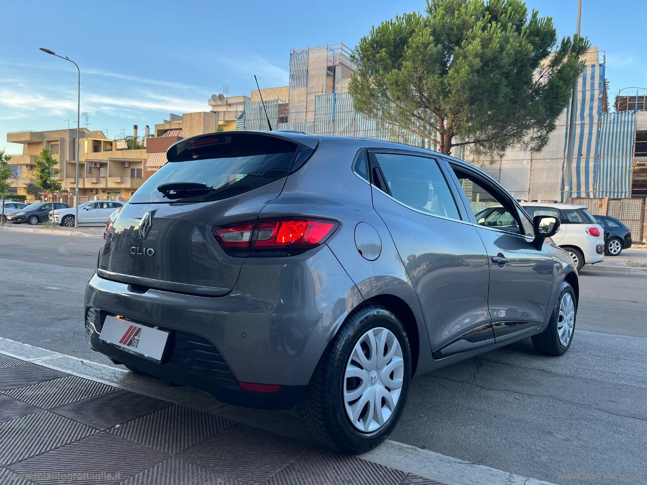 RENAULT Clio 1.2 75 CV GPL 5p. Costume National