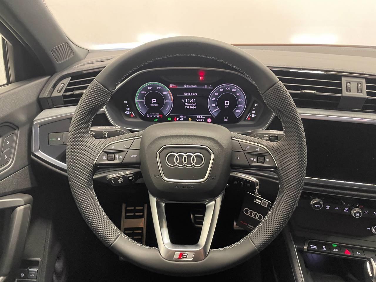 AUDI Q3 SPORTBACK 45 TFSIe S-TRONIC IDENTITY BLACK