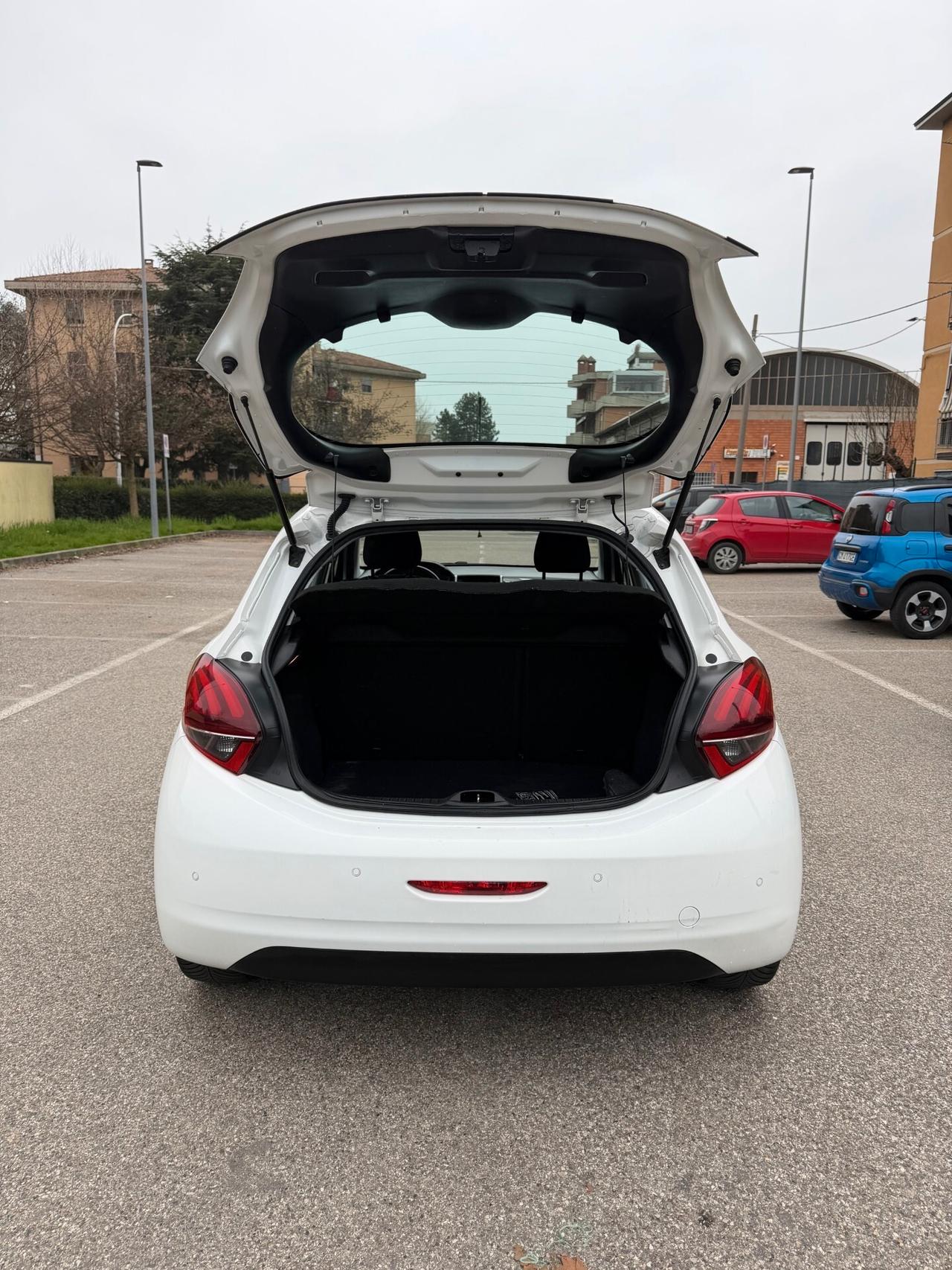 Peugeot 208 1.2 - NEOPATENTATI - 12 MESI DI GARANZIA -