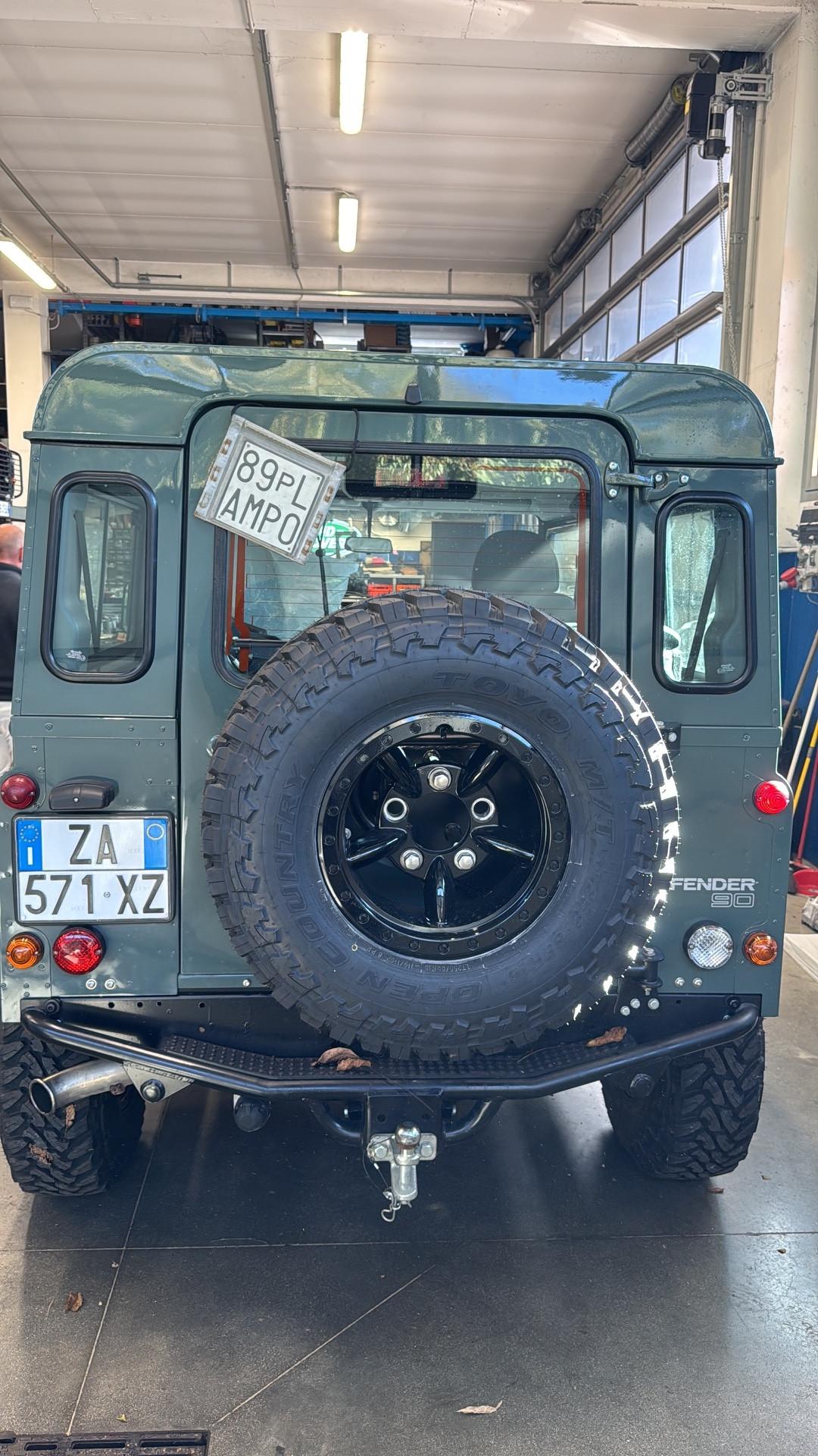 Land Rover Defender 90 2.4 TD4 Station Wagon SE