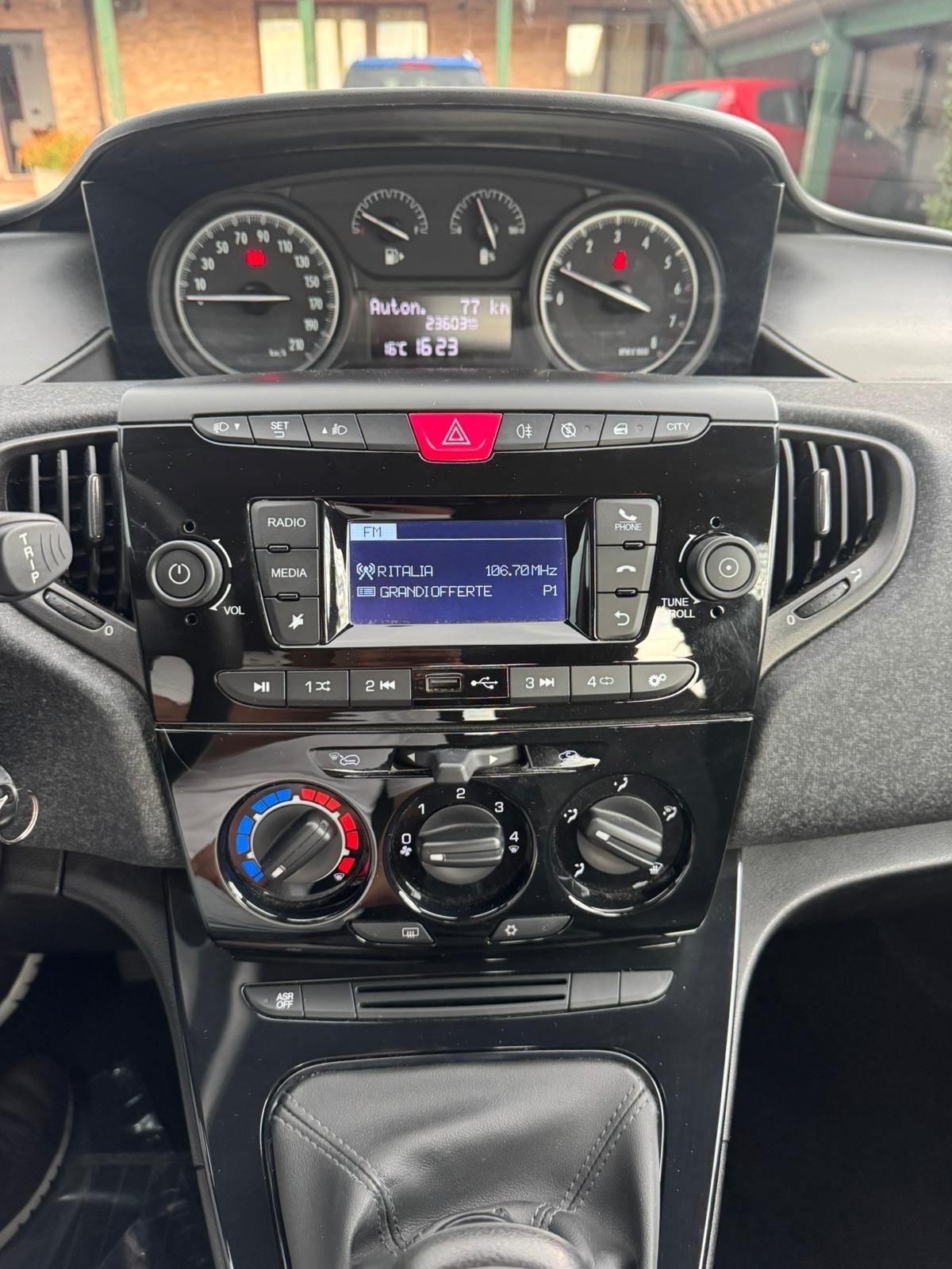 Lancia Ypsilon 1.0 FireFly 5 porte S&S Hybrid Ecochic Gold neopatentati