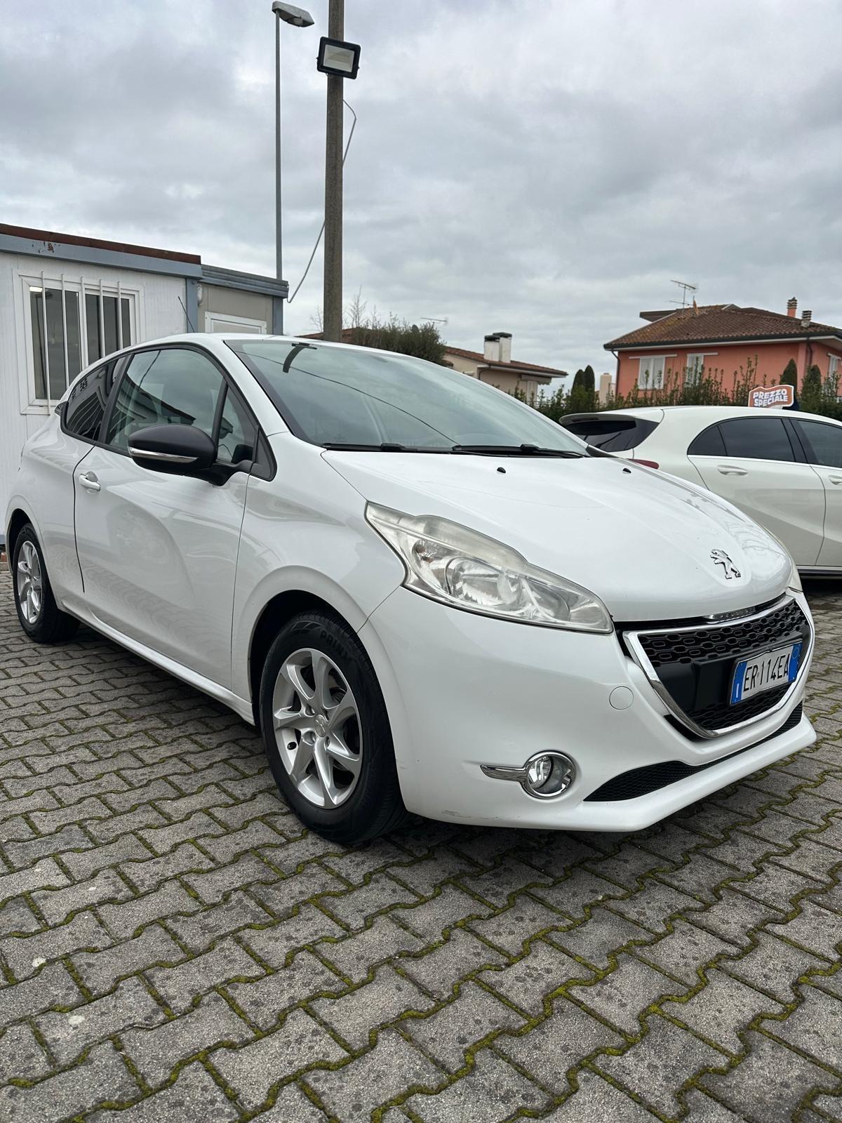Peugeot 208 1.4 HDi 68 CV 3 porte Allure