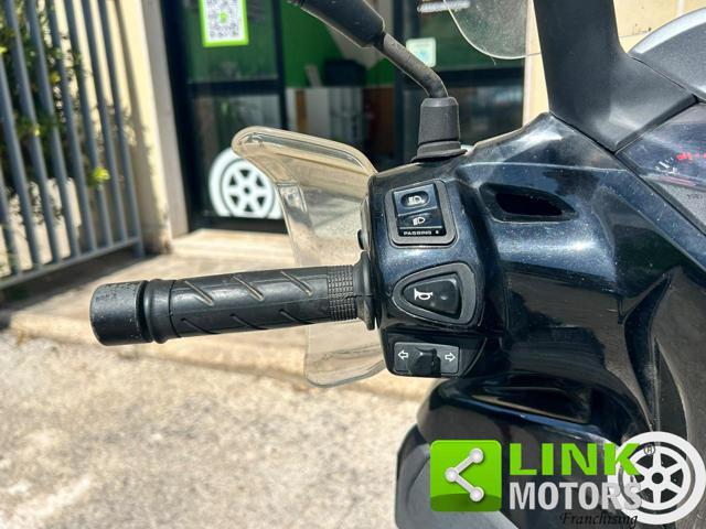 HONDA SH 300 i Bauletto e Visiera inclusi