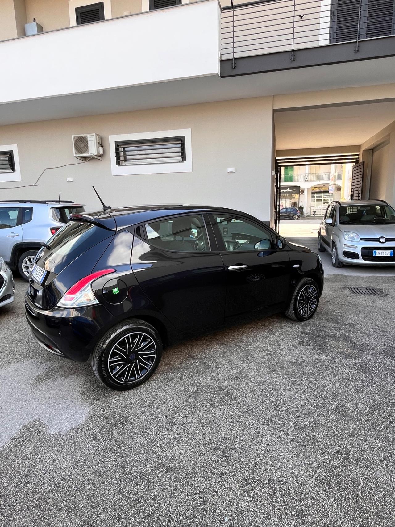 Lancia Ypsilon 1.0 FireFly 5 porte S&S Hybrid Gold