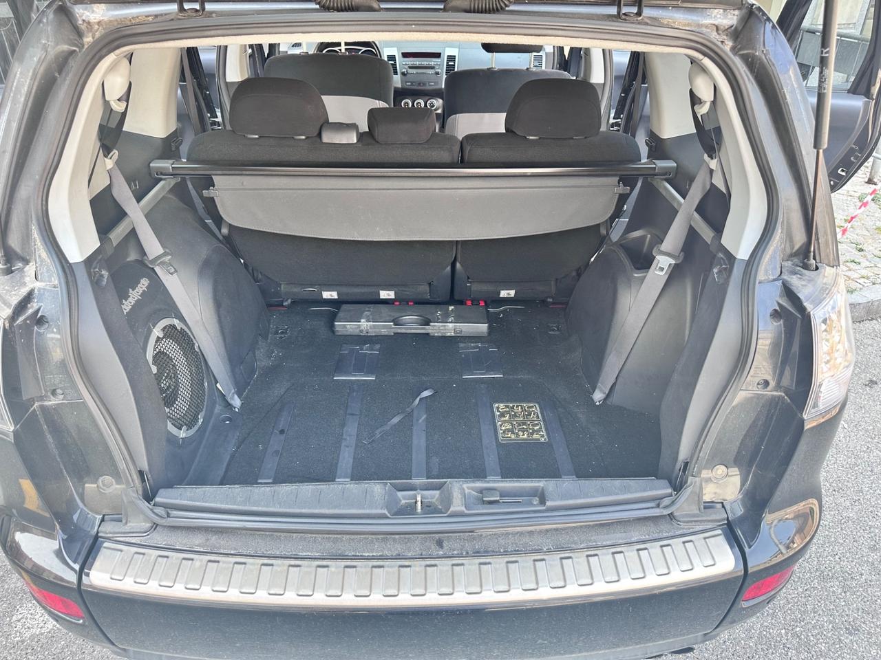 Mitsubishi Outlander 2.0 DI-D un vero 7 posti 4x4