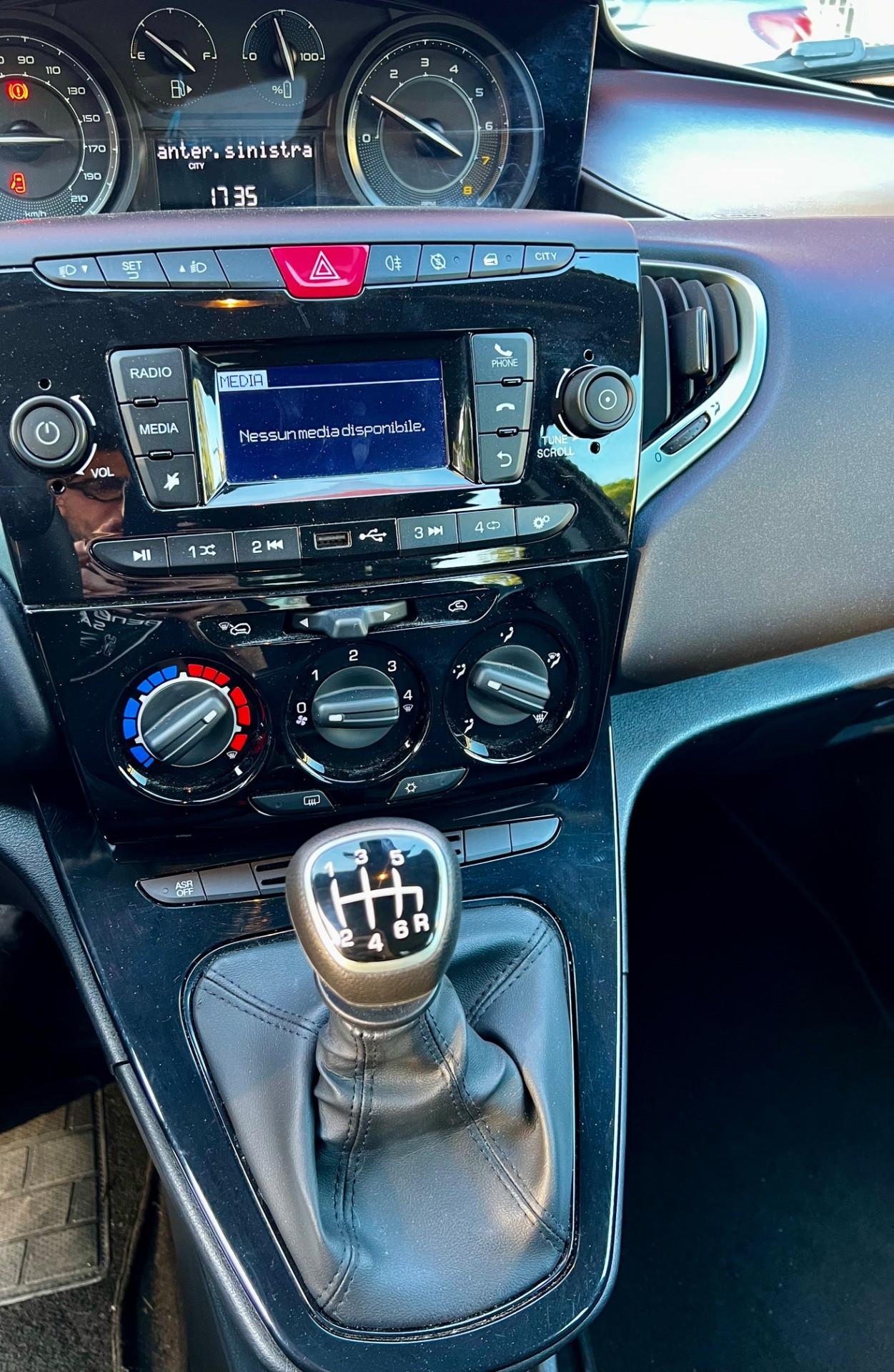 Lancia Ypsilon 1.0 FireFly 5 porte S&S Hybrid Oro