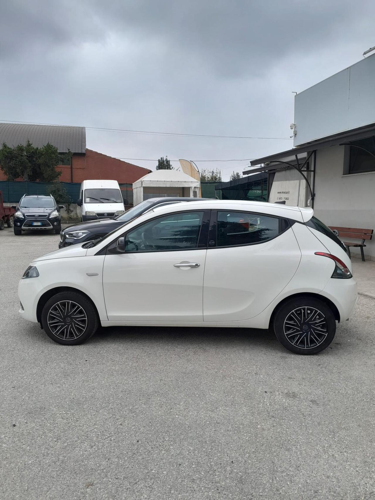 Lancia Ypsilon 1.0 FireFly 5 porte S&S Hybrid Ecochic Gold
