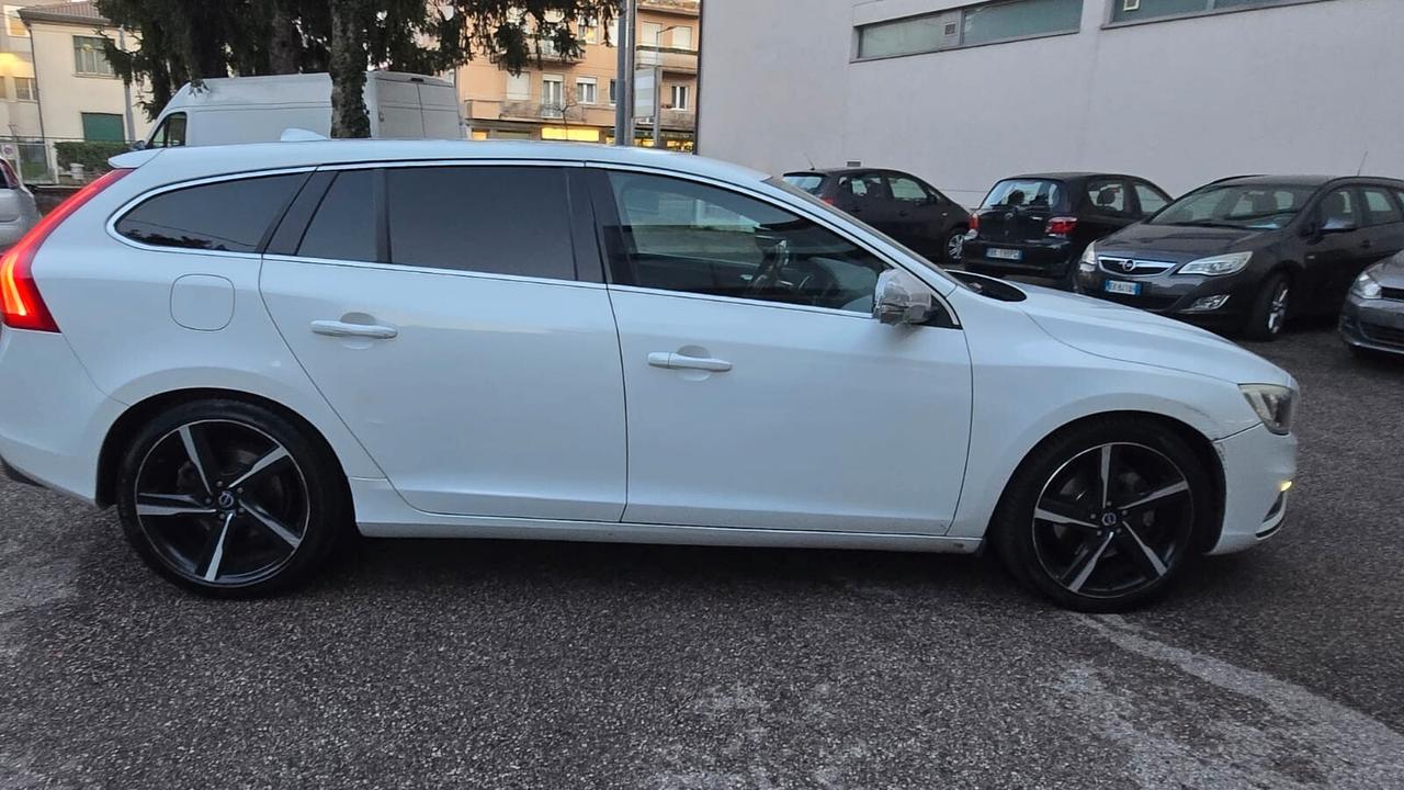 Volvo V60 D4 AWD Geartronic R-design Momentum