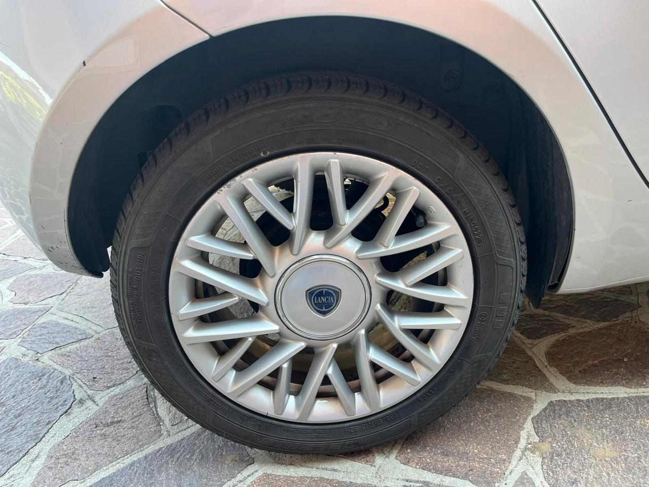 Lancia Ypsilon 1.2 69 CV 5 porte Gold