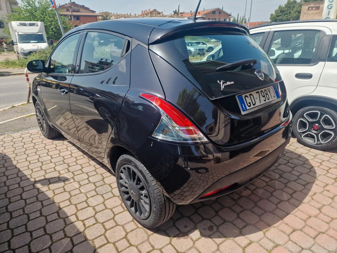 Lancia Ypsilon 1.0 FireFly 5 porte S&S Hybrid Ecochic Silver