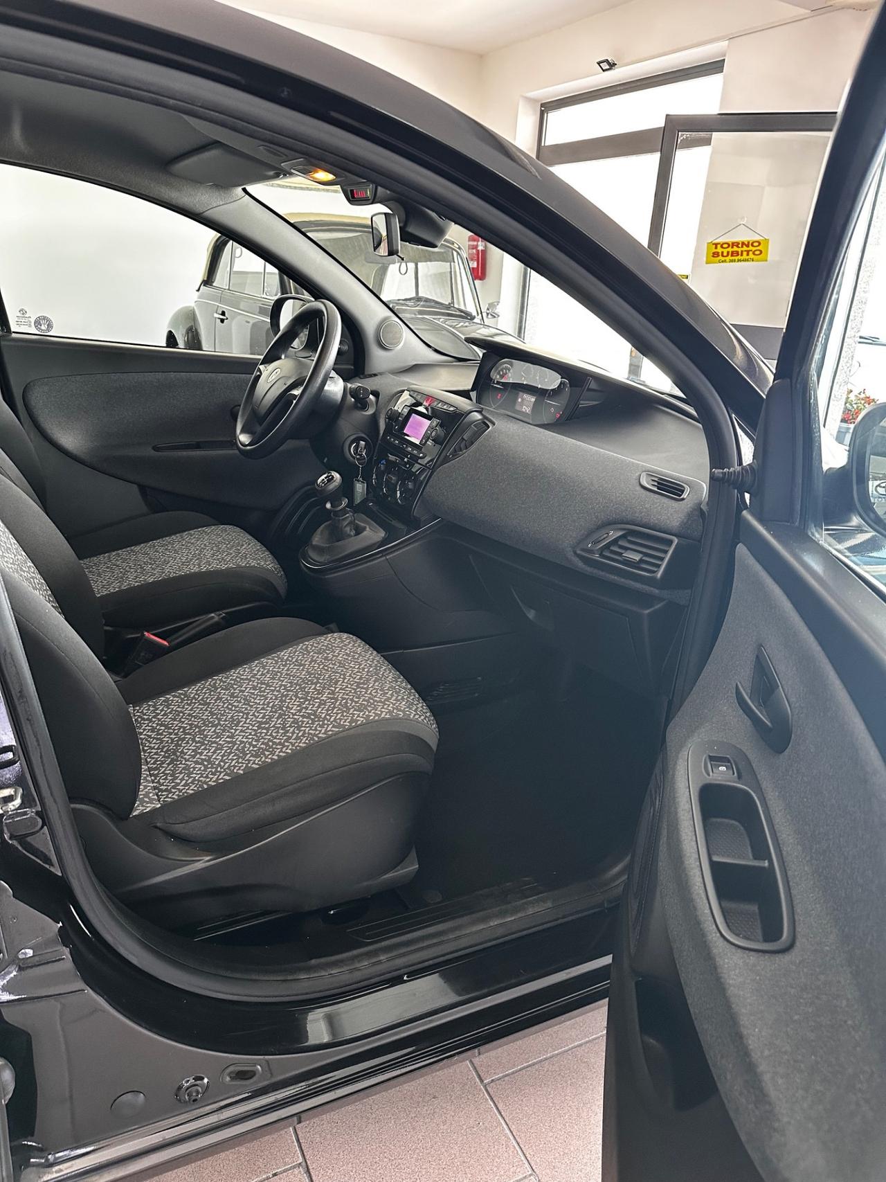 Lancia Ypsilon 1.0 FireFly 5 porte S&S Hybrid Silver
