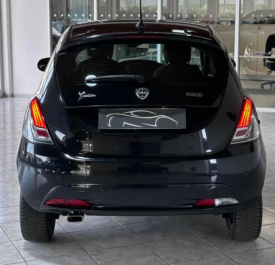 Lancia Ypsilon 1.0 FireFly 5 porte S&S Hybrid Silver