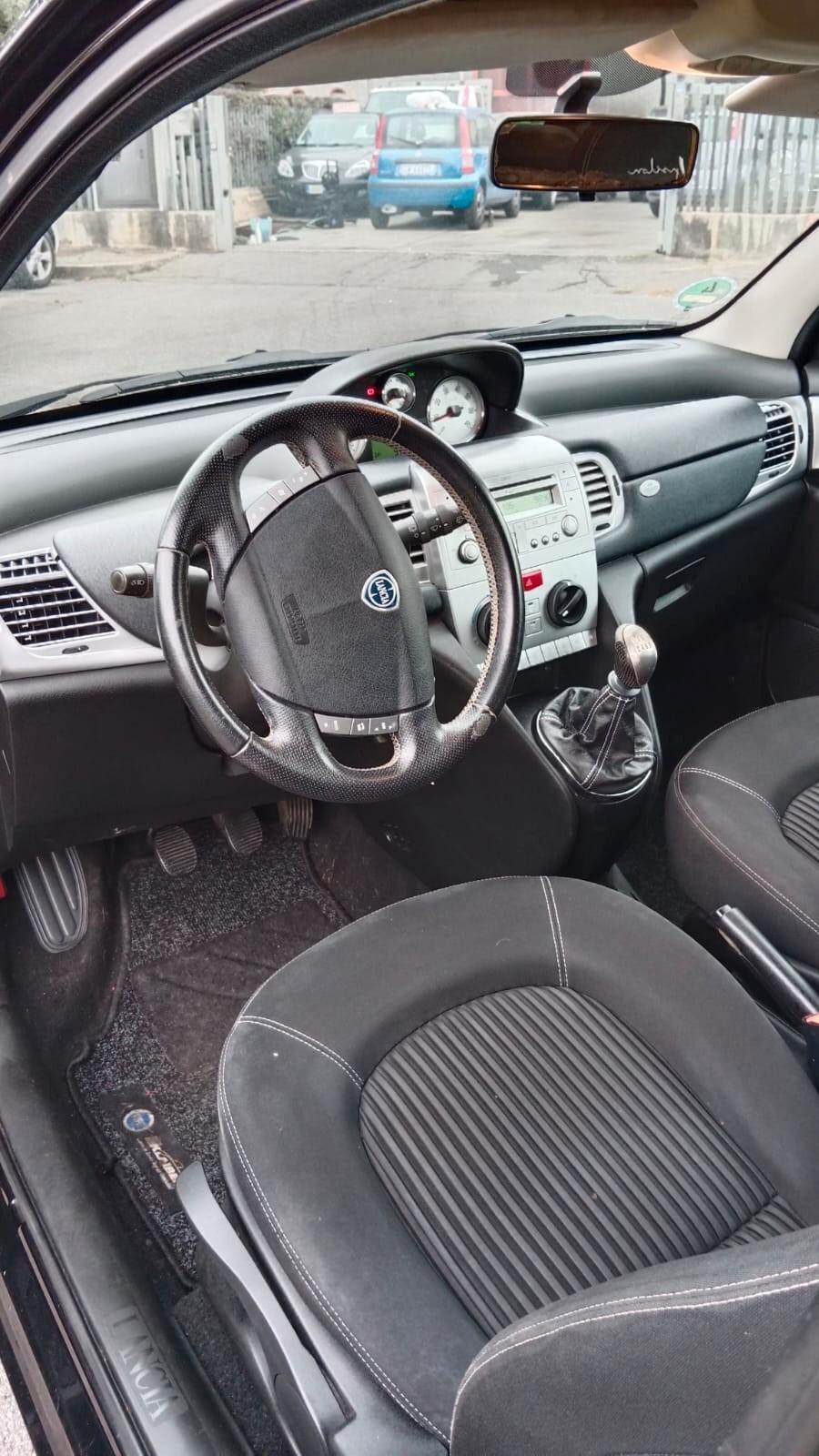 Lancia Ypsilon 1.4 16V Sport MomoDesign