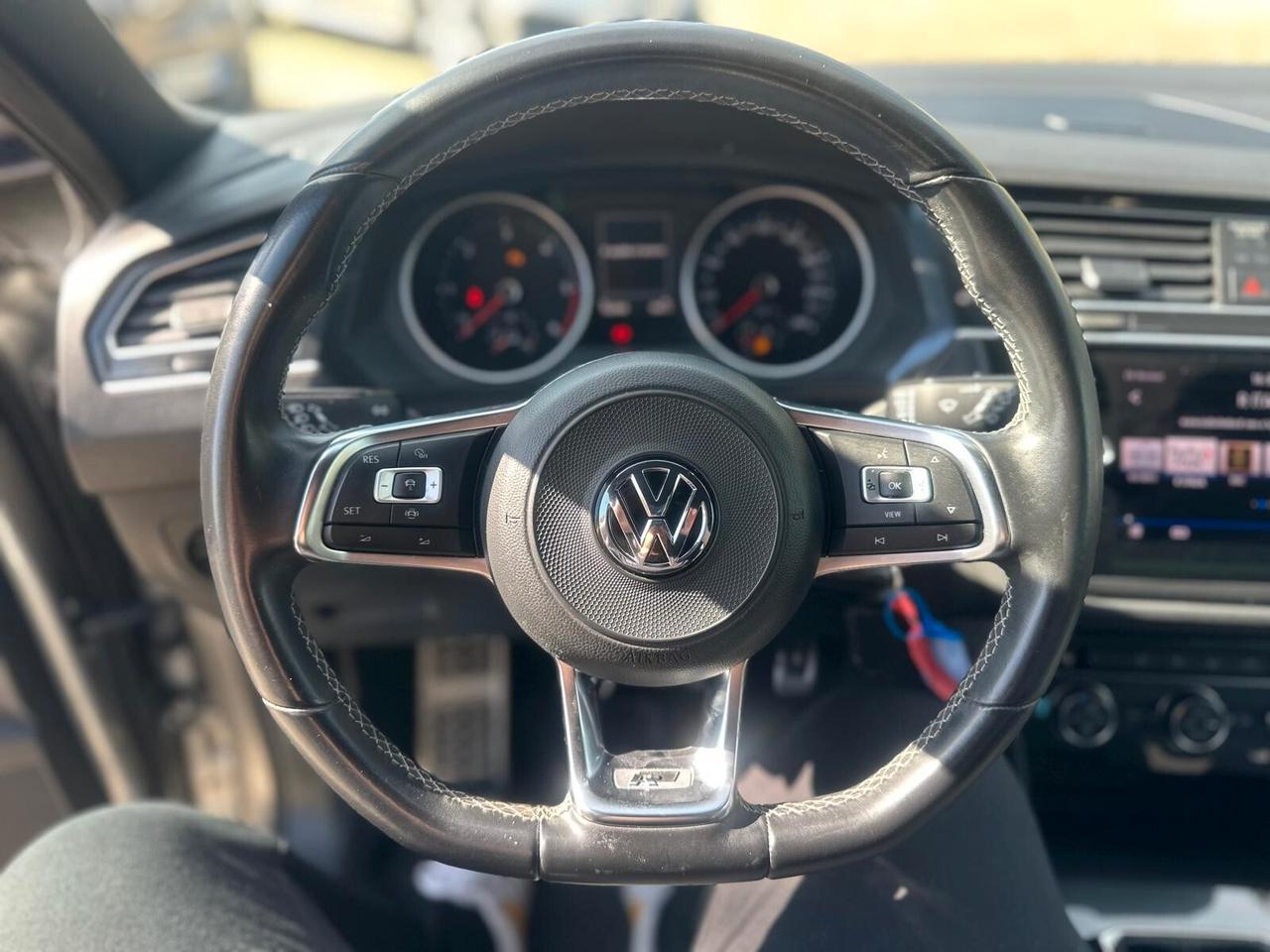 Volkswagen Tiguan 2.0 TDI SCR Sport R-Line interno ed esterno cambio manuale