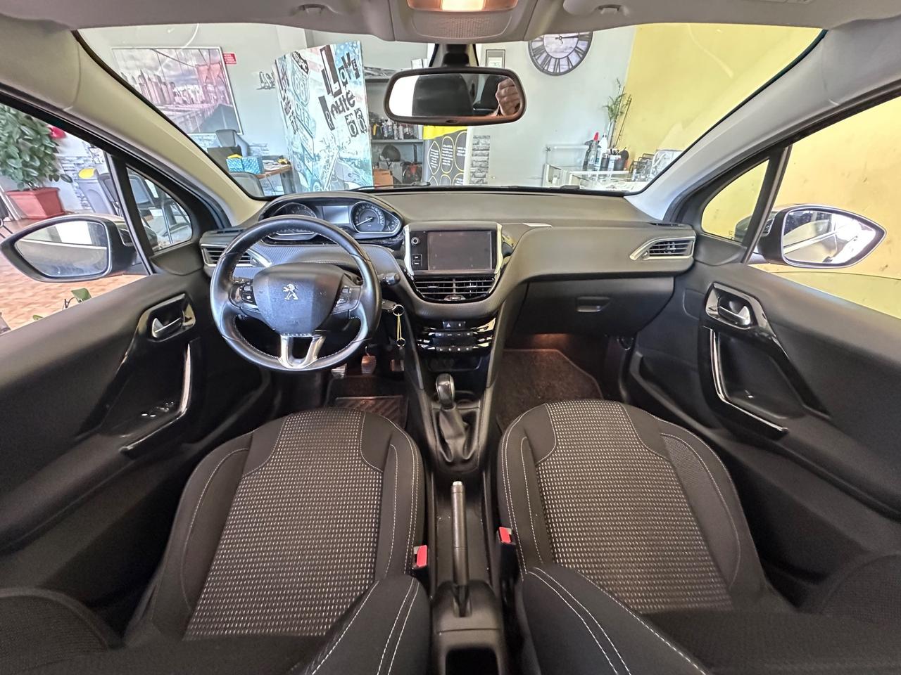 Peugeot 208 1.2benz. Allure