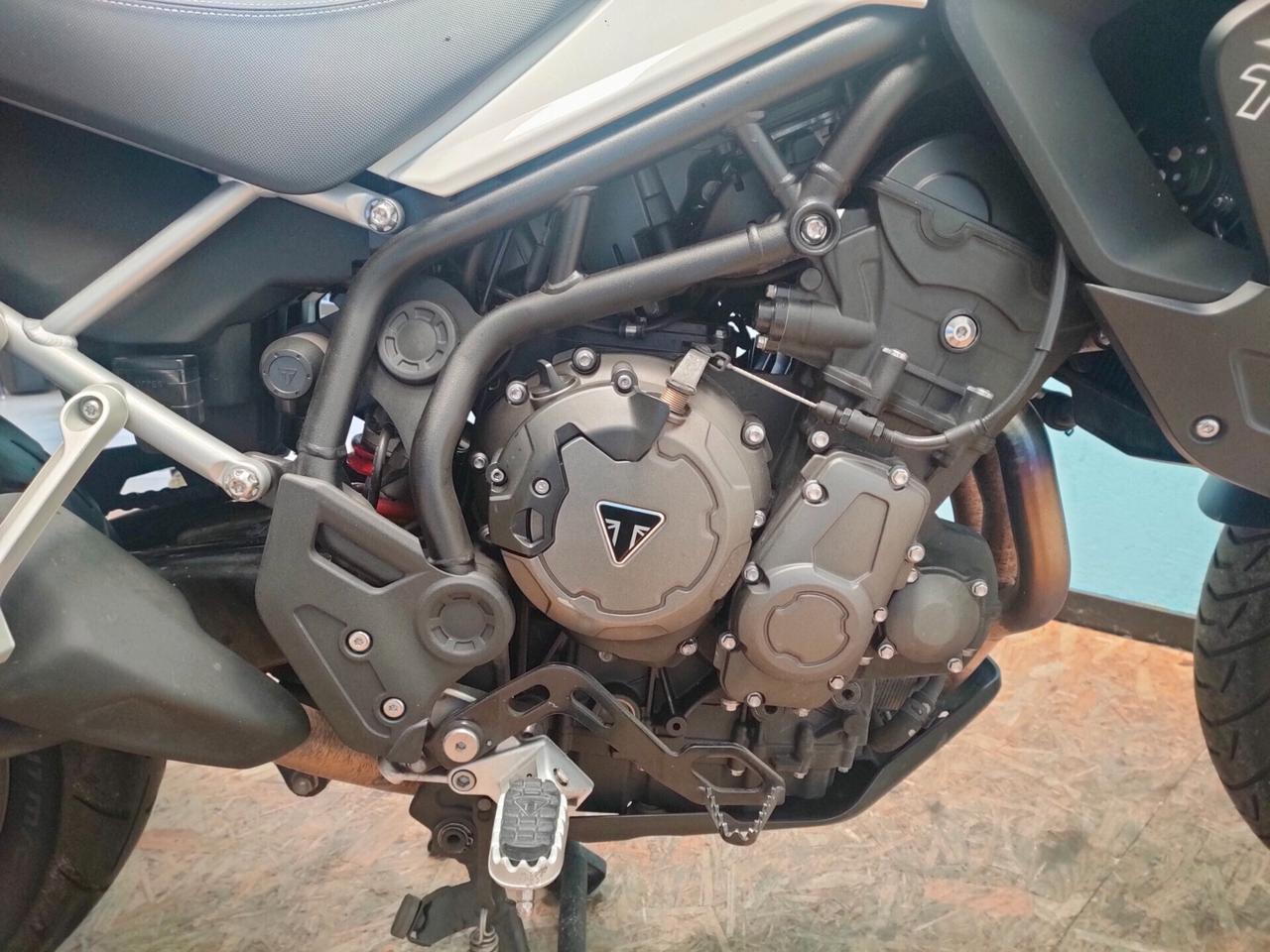 Triumph Tiger 900 GT PRO con tris borse originali