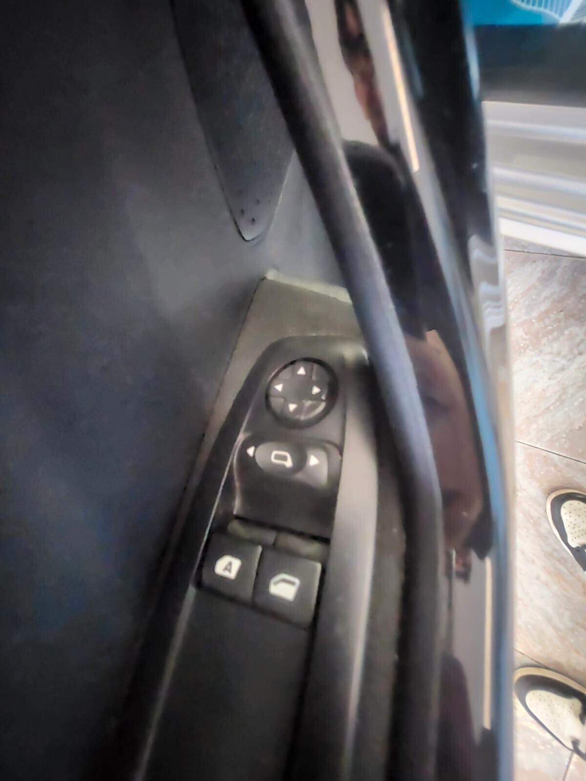 Peugeot 208 1.4 HDi 68 CV 5 porte NAVI