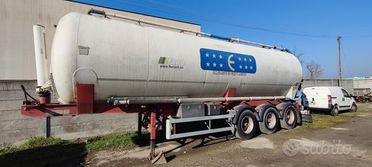 Rimorchio con cisterna