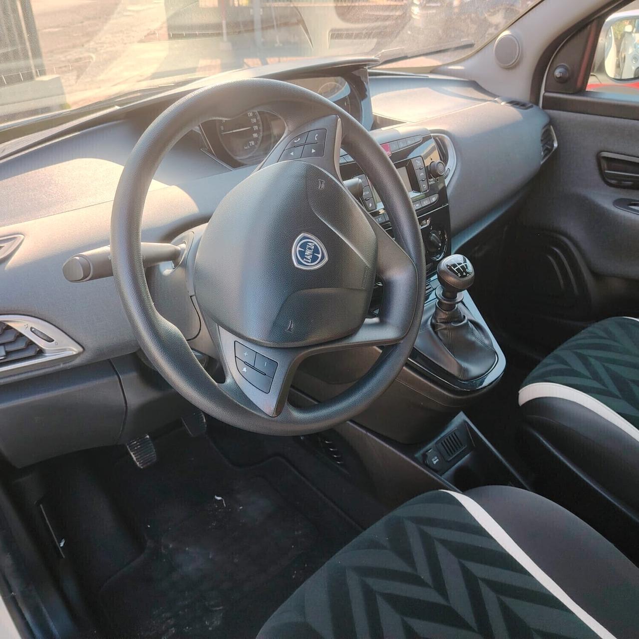 Lancia Ypsilon 1.0 FireFly 5 porte S&S Hybrid Ecochic Silver