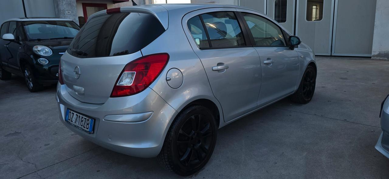 Opel Corsa 1.4 16V 5 porte Cosmo