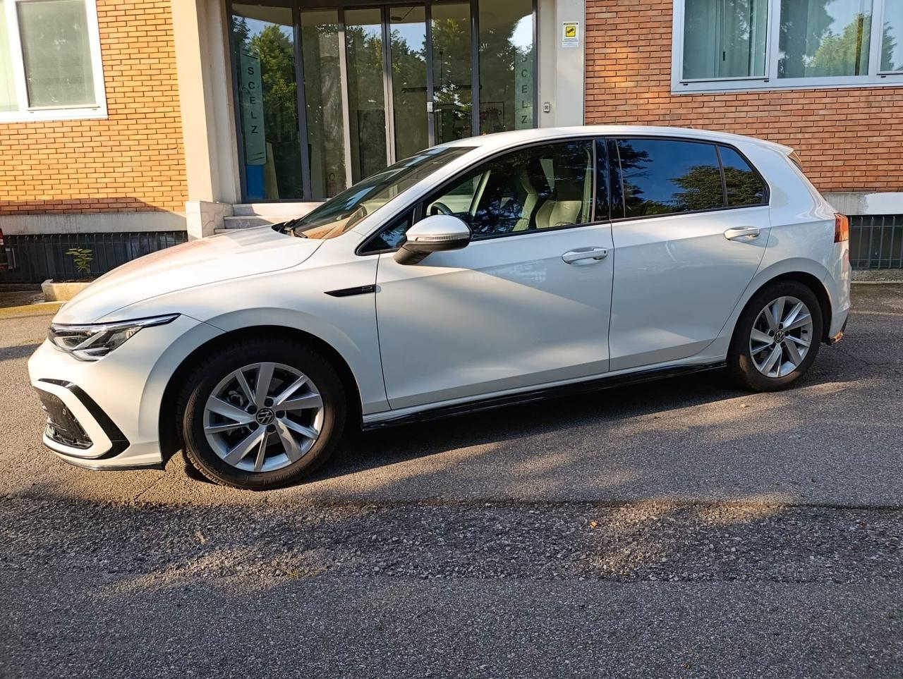 Volkswagen Golf 1.5 eTSI 150 CV EVO ACT DSG R-Line - NEOPATENTATI