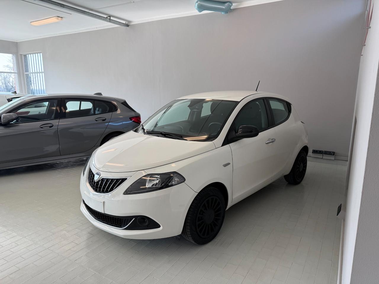 Lancia Ypsilon 1.0 FireFly 5 porte S&S Hybrid Silver