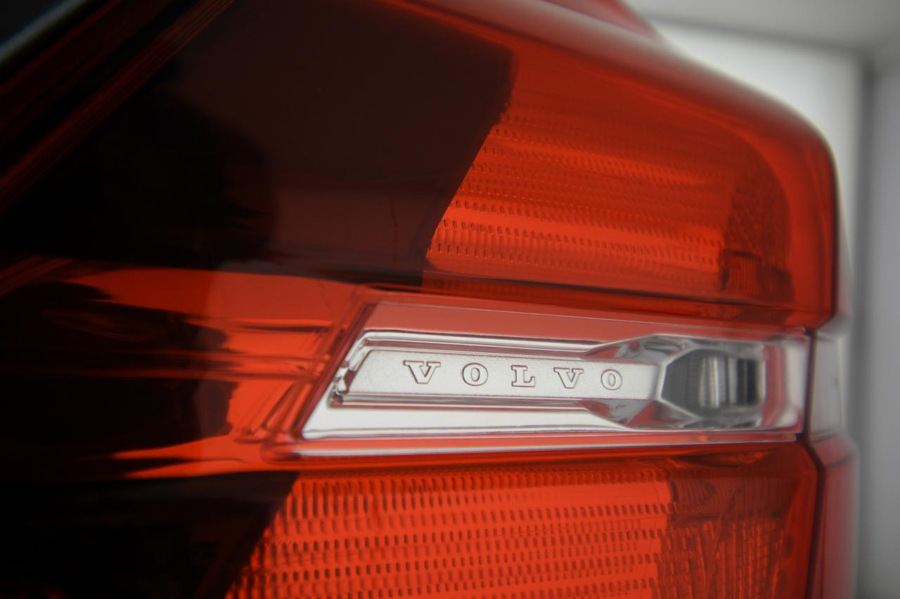 VOLVO XC60 2.0 b4 Momentum Pro awd auto CAMERA+APP CONNECT