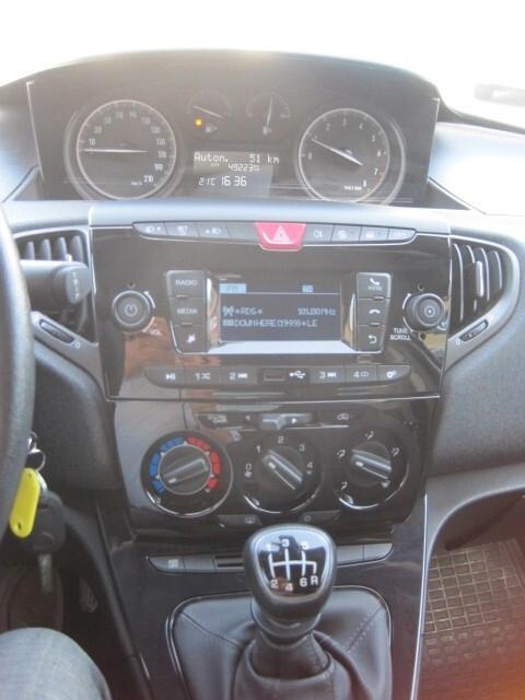 Lancia Ypsilon 1.0 FireFly 5 porte S&S Hybrid Silver