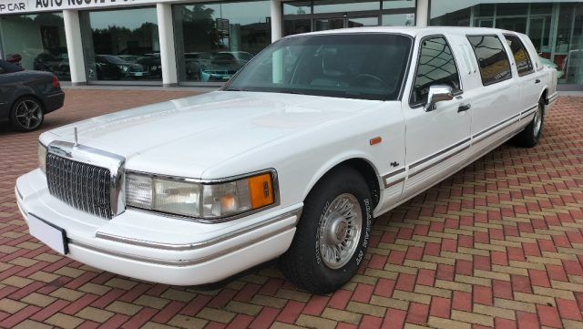 LINCOLN Town Car Limousine