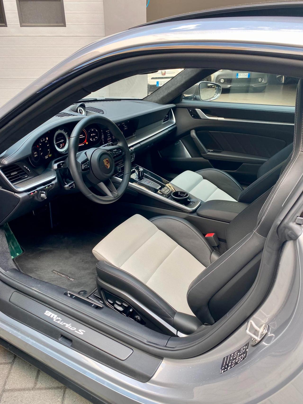 Porsche 992 Coupe 911 3.7 Turbo S auto panorama+ burmester