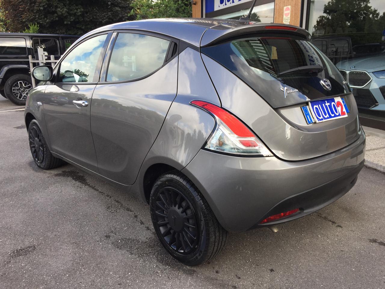 Lancia Ypsilon 1.0 FIREFLY ECOCHIC S&S HYBRID 5P. SILVER X NEOPATENTATI