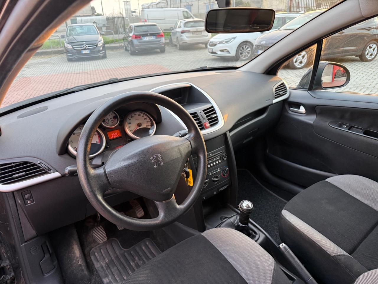 Peugeot 207 1.4 HDi 70CV - NEOPATENTATI