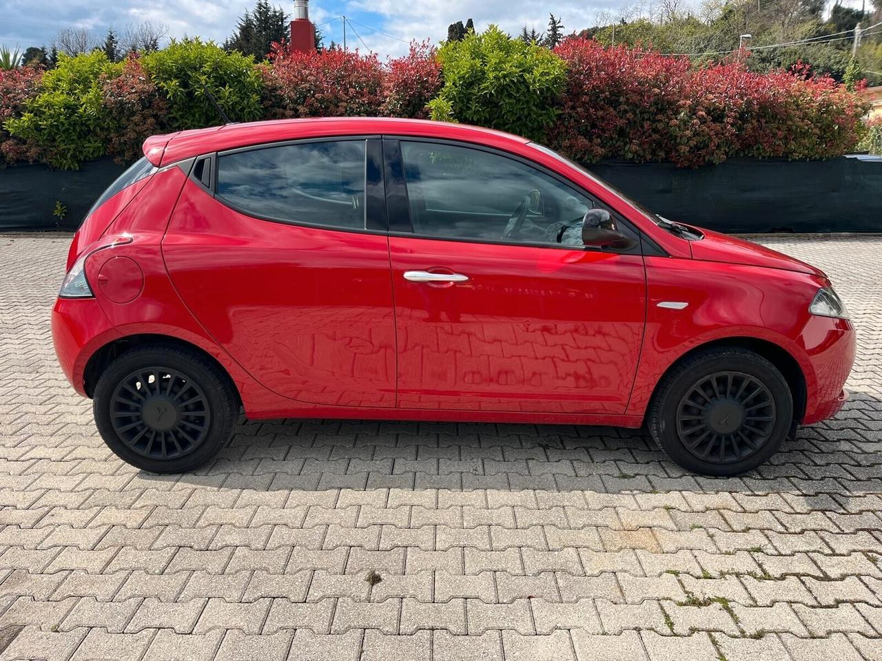 Lancia Ypsilon 1.0 FireFly 5 porte S&S Hybrid Ecochic Silver