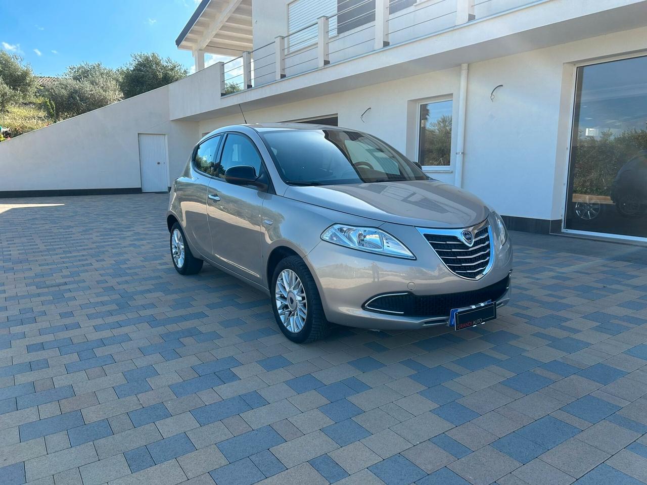 Lancia Ypsilon 0.9 TwinAir 85 CV 5 porte S&S Platinum