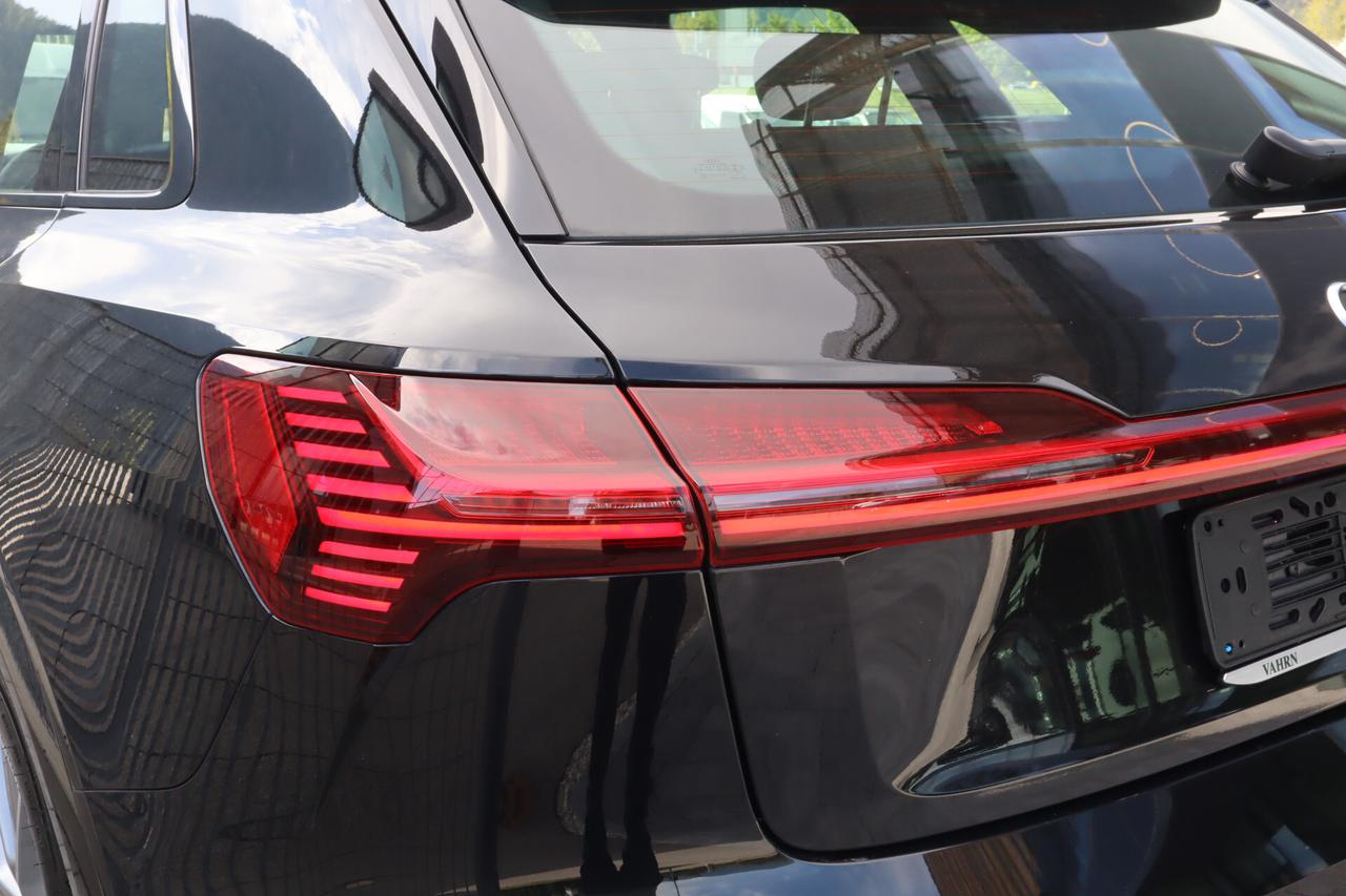 Audi e-tron 55 Quattro 408 CV Black Line - Cerchi da 21" Gancio traino
