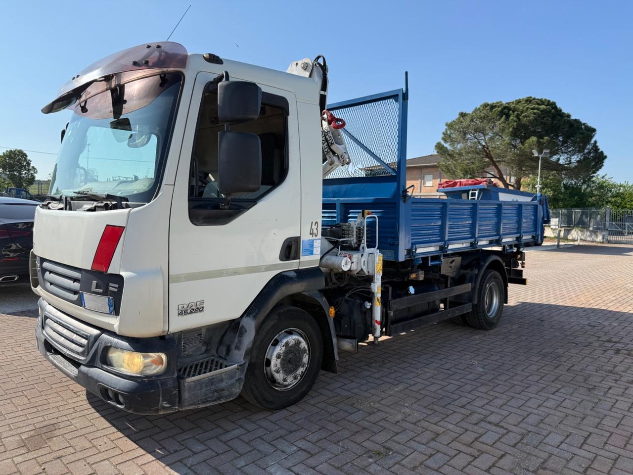 DAF LF45.220 ribaltabile con gru Bonfiglioli P7.200/2SI