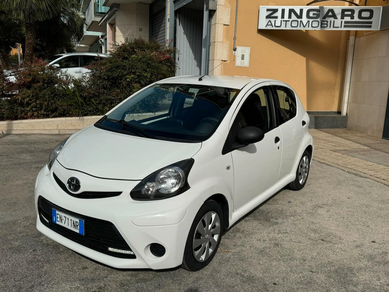 TOYOTA AYGO 1.0 12V 5P. LOUNGE NAVI PERFETTA