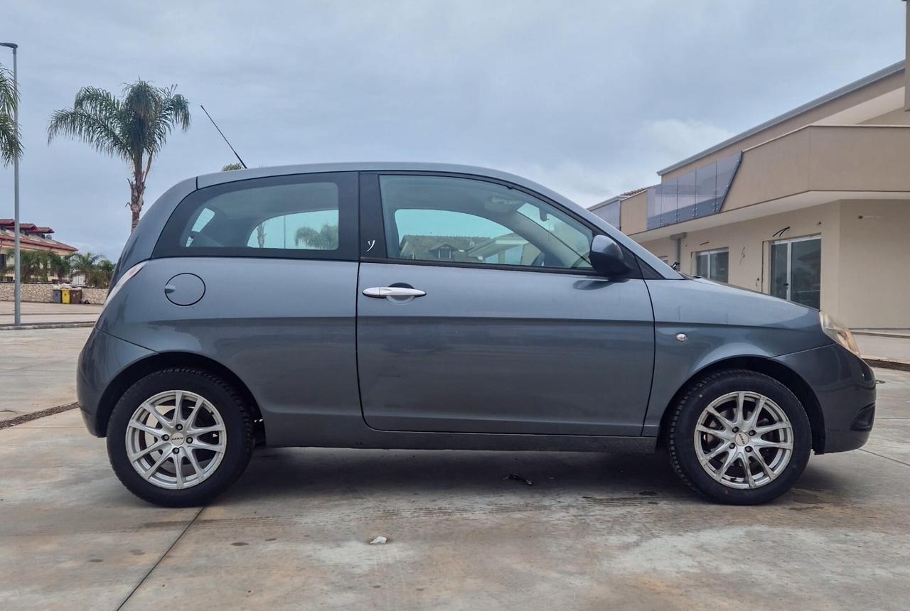 Lancia Ypsilon 1.3 MJT 75 CV Platino