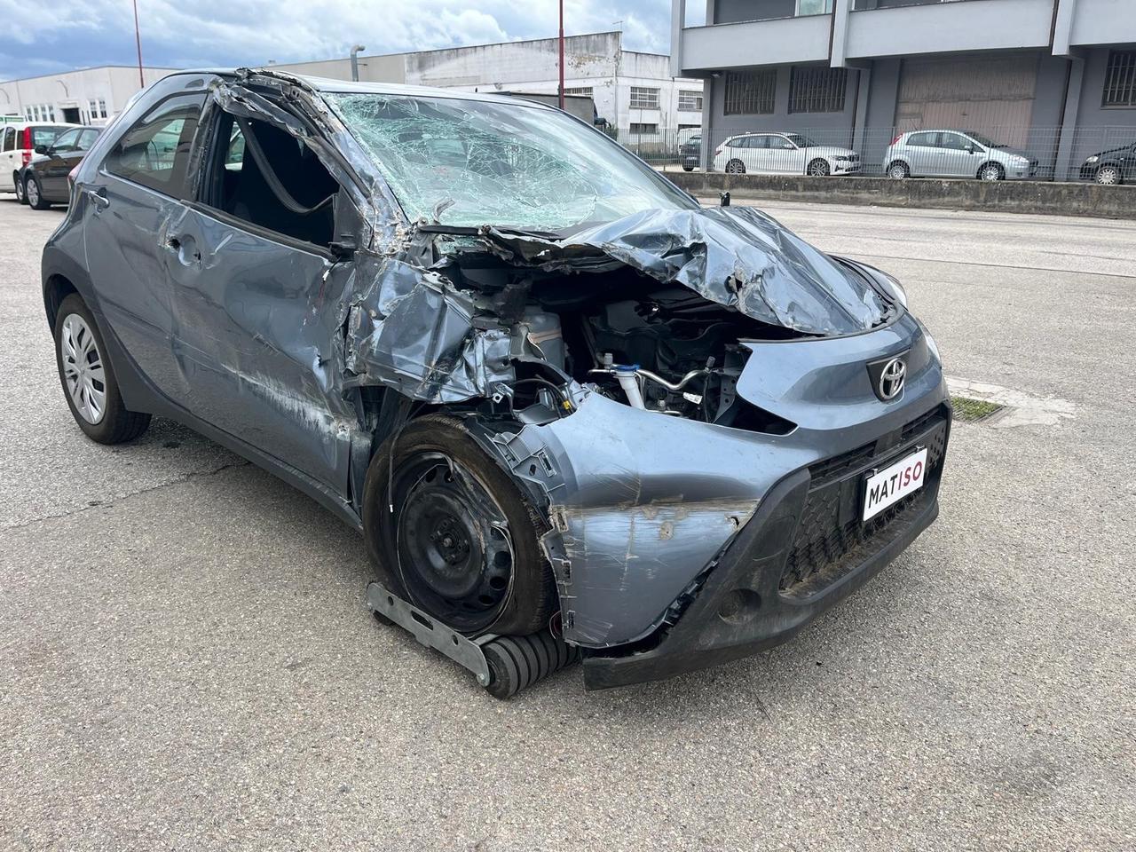 Pacchetto 2 auto incidentate : AYGO X - Hyundai I10