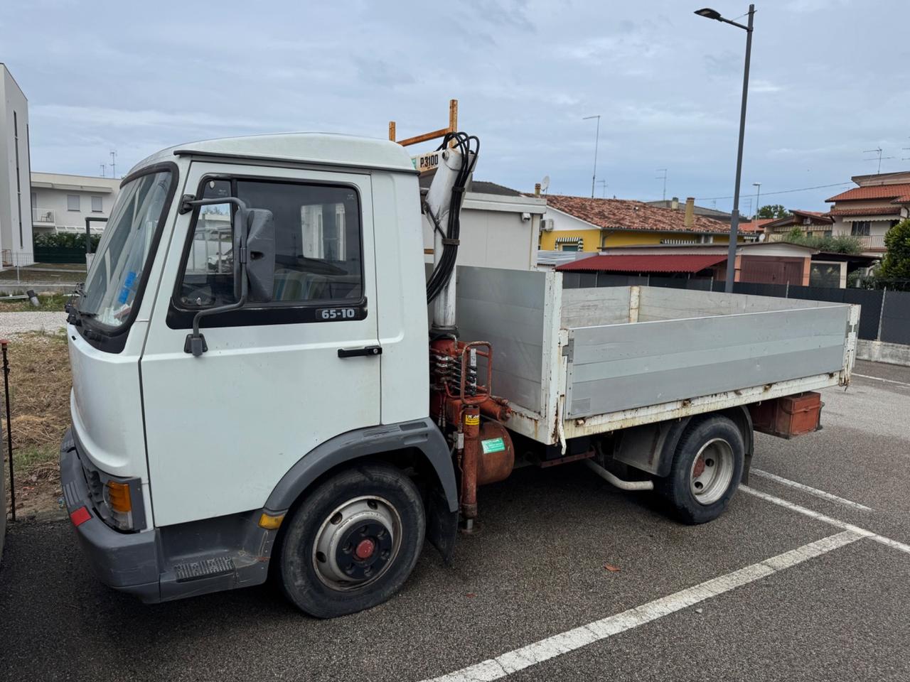 Iveco 65-10 con gru
