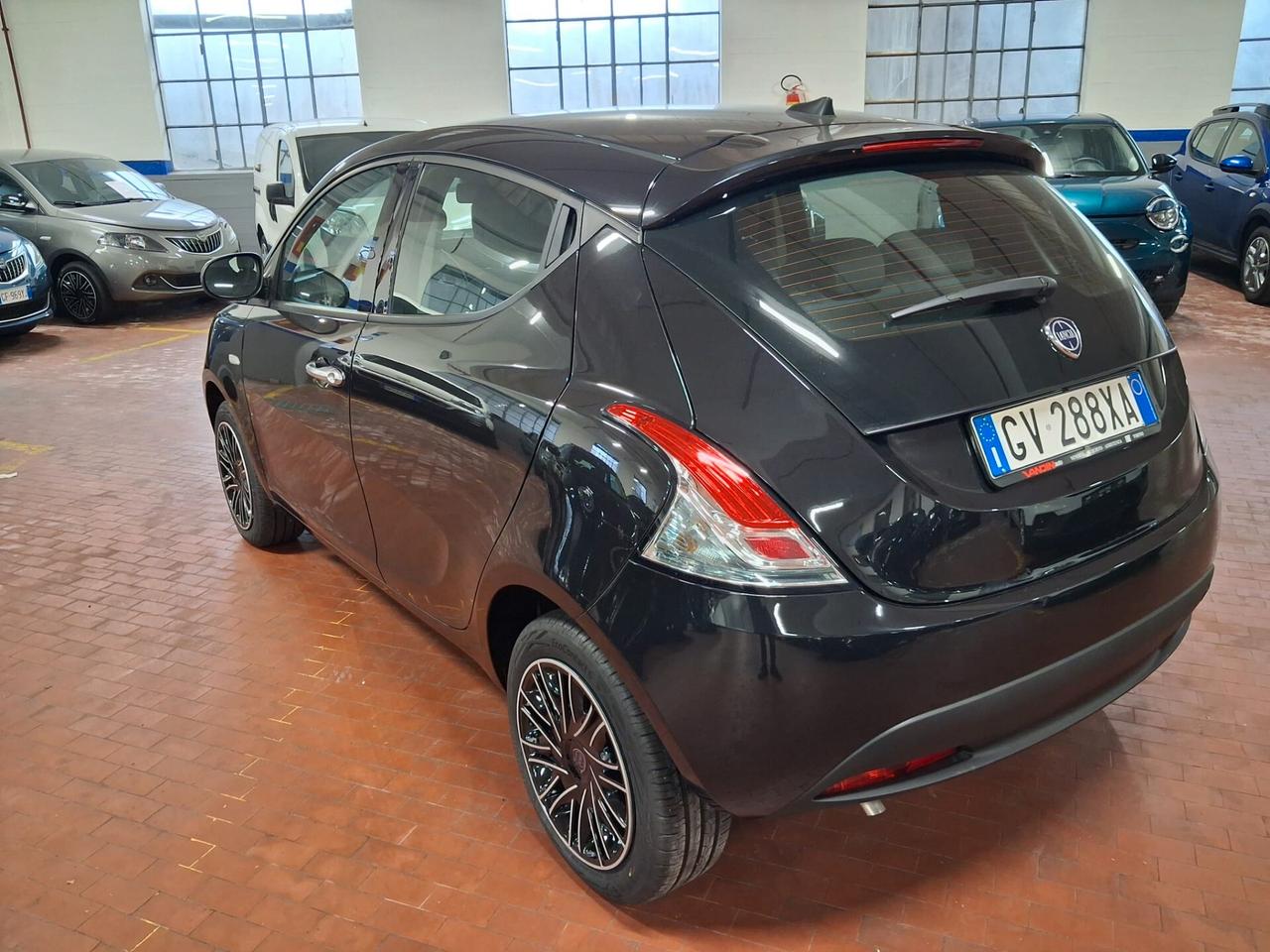 Lancia Ypsilon 1.0 FireFly 5 porte S&S Hybrid Silver