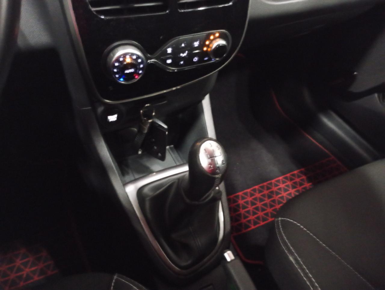 Renault Clio TCe 12V 90CV Start&Stop 5 porte Limited - Neopatentati