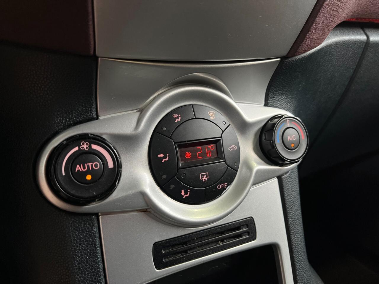 Ford Fiesta 1.2cc TITANIUM 82cv 5 PORTE x NEOPATENTATI