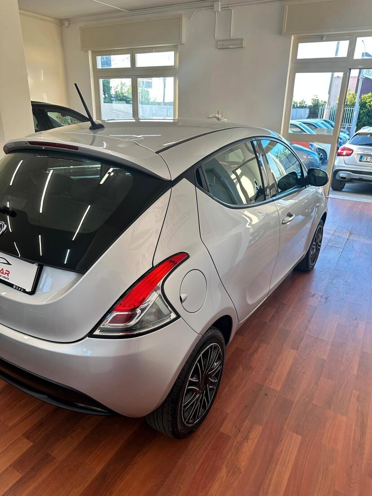 Lancia Ypsilon 1.2 69 CV 5 porte GPL Ecochic Silver