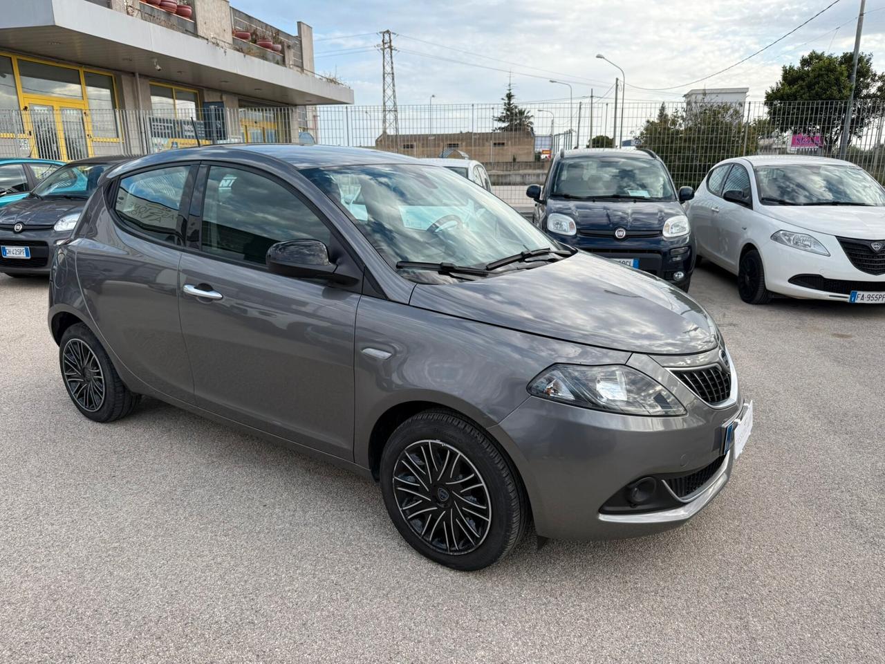 Lancia Ypsilon 1.0 FireFly 5 porte 70 CV S&S Hybrid Ecochic Gold