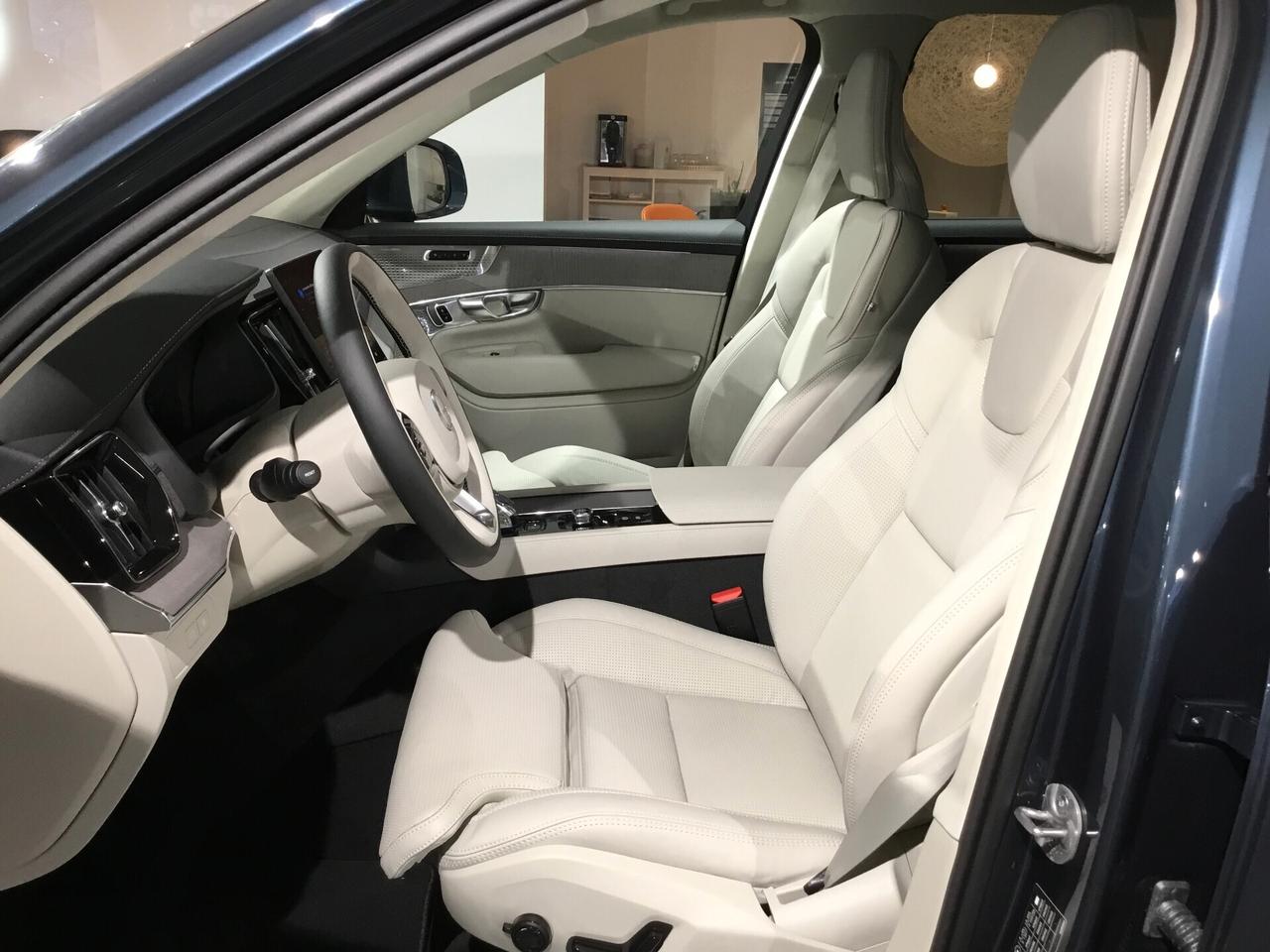 Volvo XC 90 T8 Plug-in Hybrid AWD Autom. 7 posti Ultra Bright