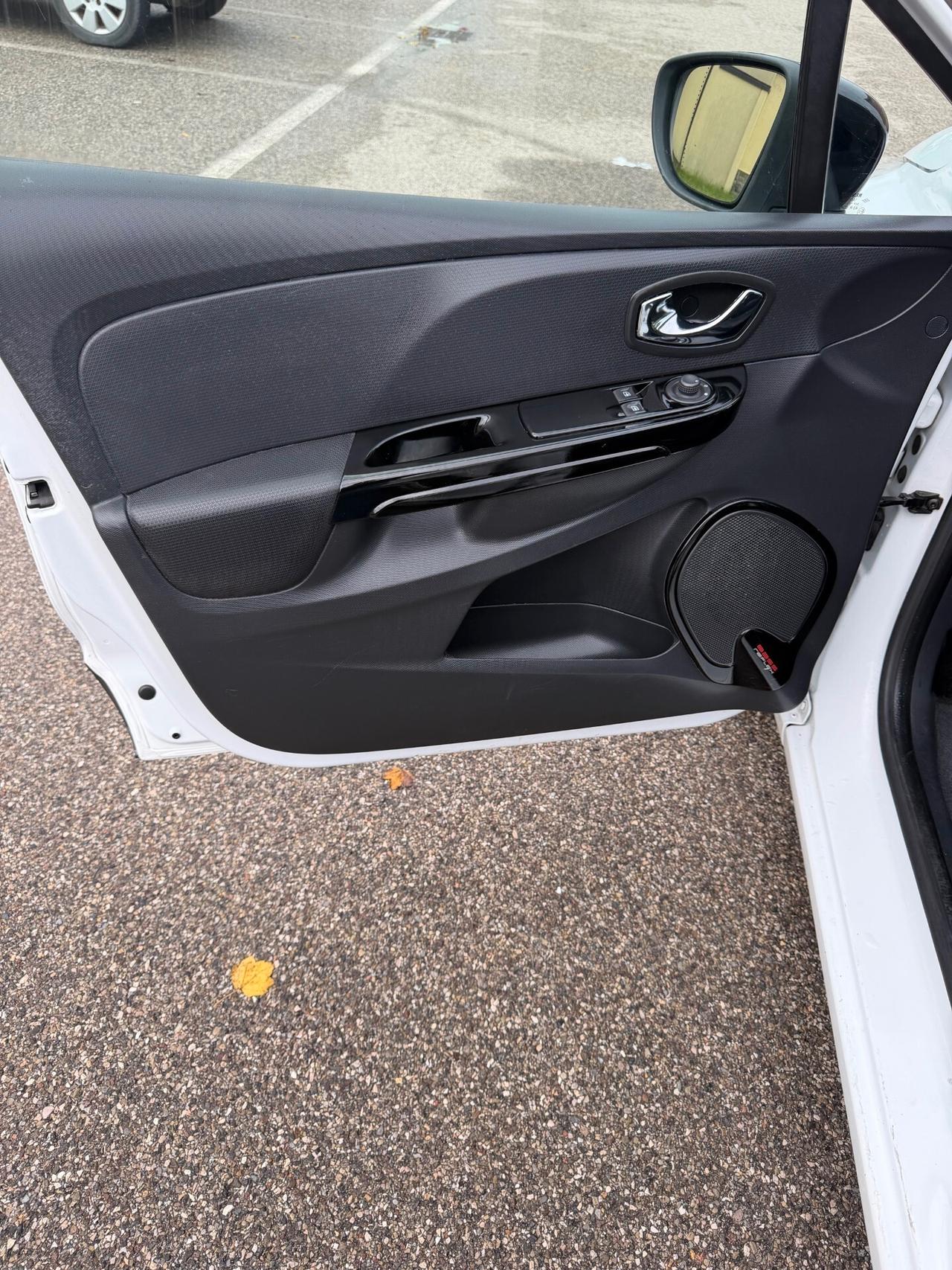 Renault Clio 1.5 dci - NEOP. - NAV. - 12 MESI DI GARANZIA -