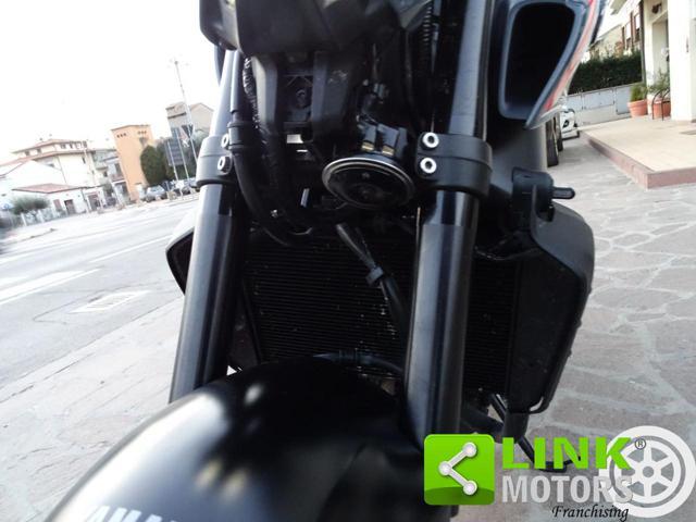 YAMAHA MT-09 -